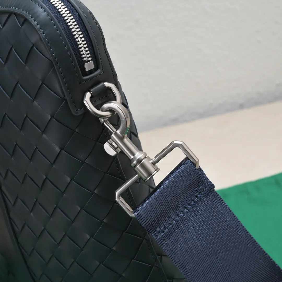 Batch 2120 BV new men's briefcase💼Different sizes and different styles of briefcases are suitable for any man. They can be matched with casual or formal wear🉑️A must-have choice for the workplace💼 ⚠️Original leather, original leather, using exquisite craftsmanship to weave different sizes on the leather🪡🪡 It shows a full sense of high-end, simple and unique design, it will definitely make you grand and fashionable in the workplace Style number: 39*30.5*11, model number: 8814